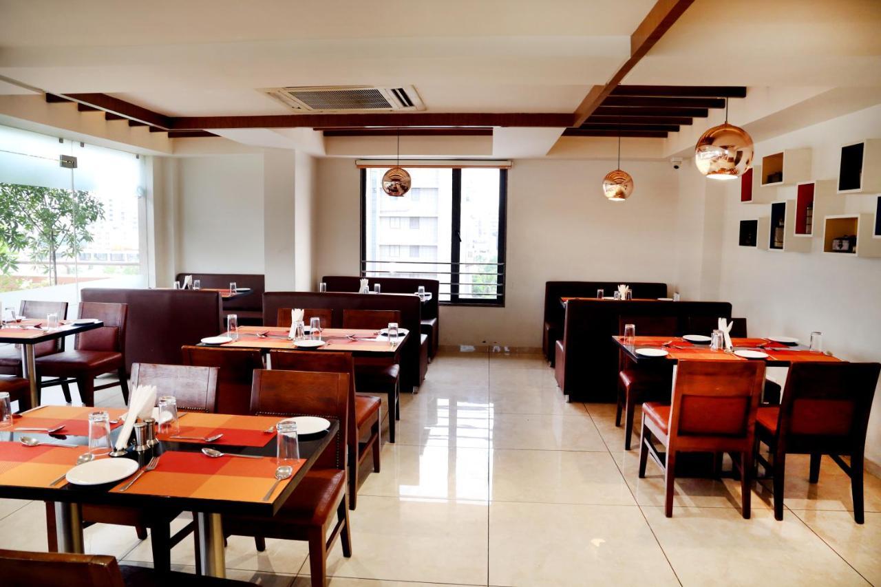 Hotel The Park Residency Ahmedabad Esterno foto