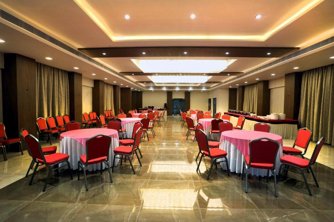 Hotel The Park Residency Ahmedabad Esterno foto