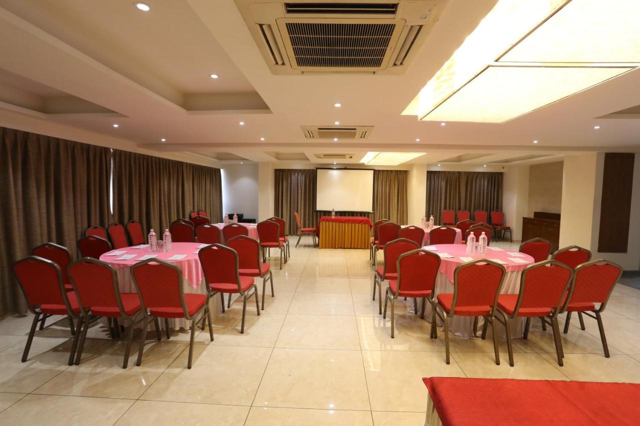 Hotel The Park Residency Ahmedabad Esterno foto